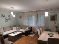 Nekretnina: Odlican trosoban stan u Beceju