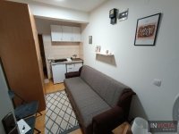 Nekretnina: Mala opremljena garsonjera u centru sa parkingom