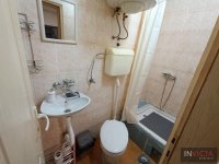 Nekretnina: Mala opremljena garsonjera u centru sa parkingom