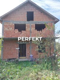 Nekretnina: Kuća sa 11 ari placa!