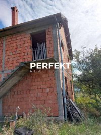 Nekretnina: Kuća sa 11 ari placa!