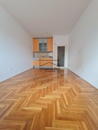 Nekretnina: Grbavica- Garsonjera-Parking u dvorištu zgrade ID#7137