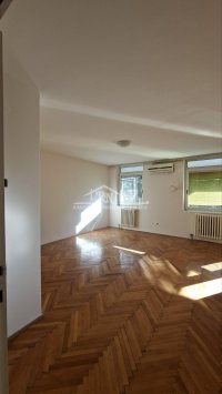 Nekretnina: Filmski grad, Ilije Stojadinovića, 51m2, terasa - 400 eur ID#1647