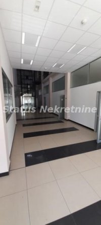 Nekretnina: Bulevar-TROETAŽNI VELIKI POSLOVNI PROSTOR 1700 m2 SA AMFITEATROM-potreban DEPOZIT