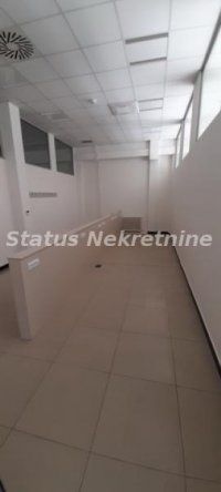 Nekretnina: Bulevar-TROETAŽNI VELIKI POSLOVNI PROSTOR 1700 m2 SA AMFITEATROM-potreban DEPOZIT