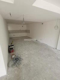 Nekretnina: Autokomanda, nov, sa parking mestom