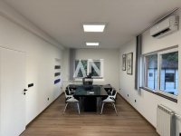 Nekretnina: Poslovni prostor sa 3 parking mesta ID#56225