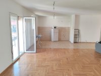 Nekretnina: Zvezdara, Slavujev venac, 100m2+40m2 terasa, preporuka!