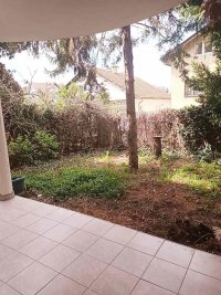 Nekretnina: Višenamenska poslovna kuća za izdavanje sa bazenom i garažom