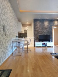 Nekretnina: Slavujev venac, noviji, 2.5, opremljen, parking ID#10142