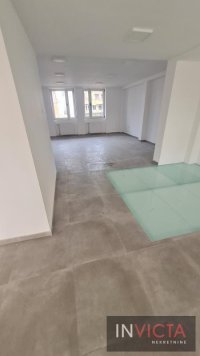 Nekretnina: Luks poslovni prostor-ulični lokal