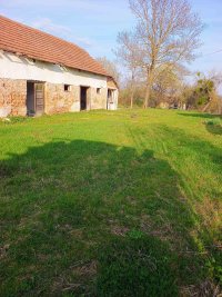 Nekretnina: Dve uknjižene kuće i 71 ar placa