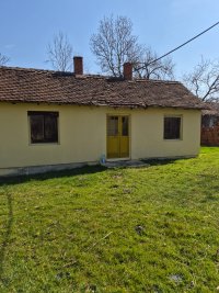 Nekretnina: Dve uknjižene kuće i 71 ar placa