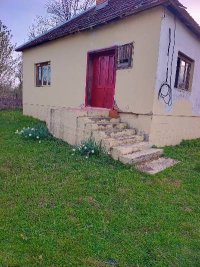 Nekretnina: Dve uknjižene kuće i 71 ar placa