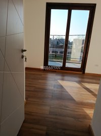 Nekretnina: Borča, stan na tri nivoa