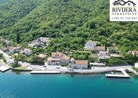 Nekretnina: Na prodaju vertikala stare kamene kuce u prvom redu uz more Kostanjica Kotor