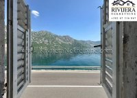 Nekretnina: Na prodaju vertikala stare kamene kuce u prvom redu uz more Kostanjica Kotor