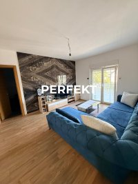 Nekretnina: Kuća sa 3 uknjižena stana + garaža + plac