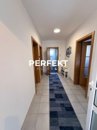 Nekretnina: Kuća sa 3 uknjižena stana + garaža + plac